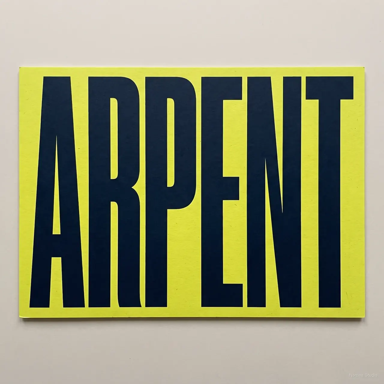 Logotype ARPENT en capitales grotesques très étendues, encre bleu nuit imprimée sur carton chartreuse