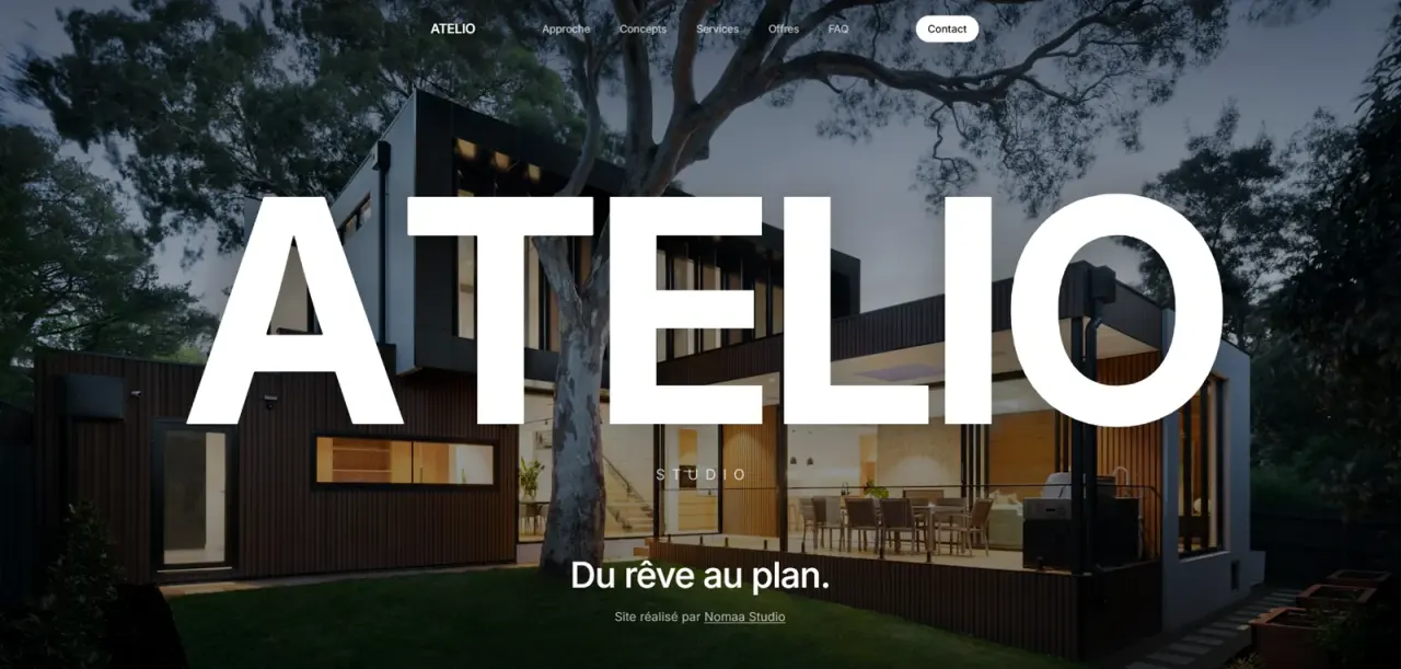 Page d'accueil du site ATELIO Studio, logotype en très grand format devant une villa contemporaine