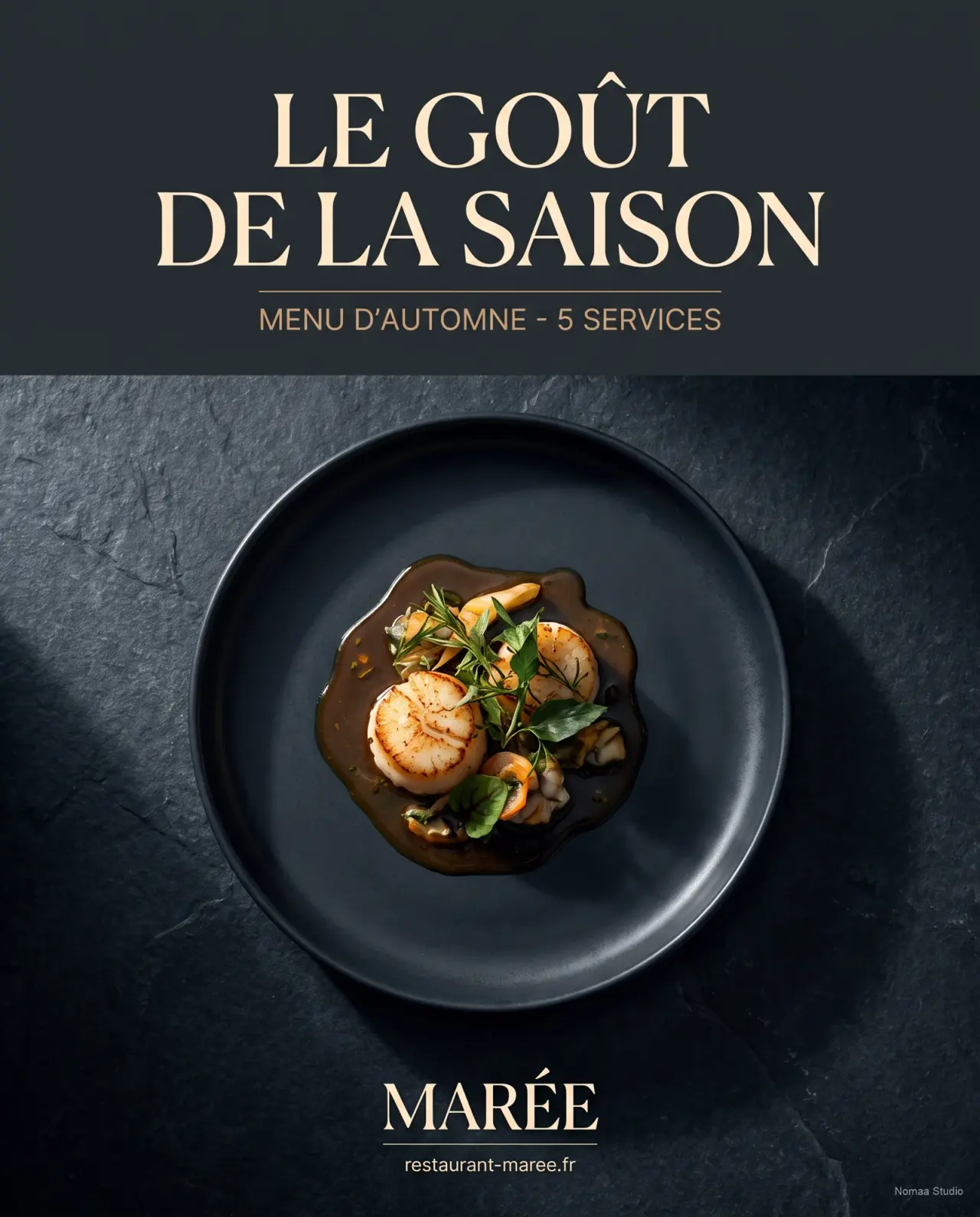 Affiche de restaurant, moitié haute noire portant le titre en serif clair, saint-jacques sur assiette sombre en dessous